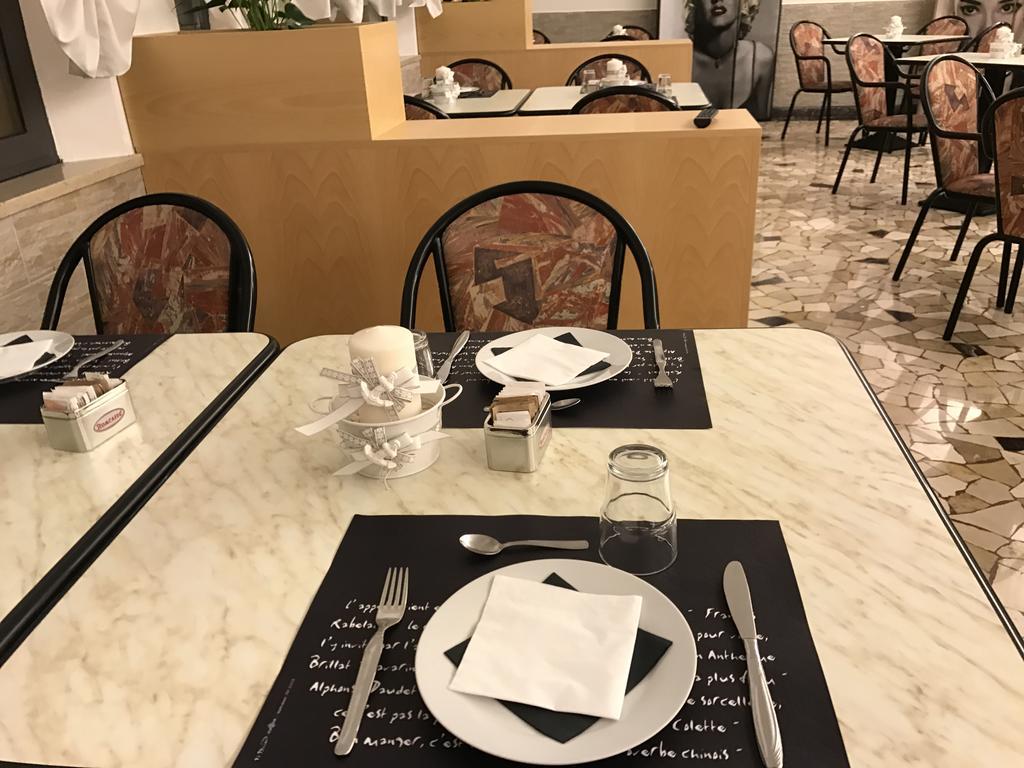 Hotel Villa Merope リミニ エクステリア 写真